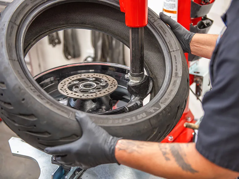 Motorradreifen wird auf eine Felge montiert